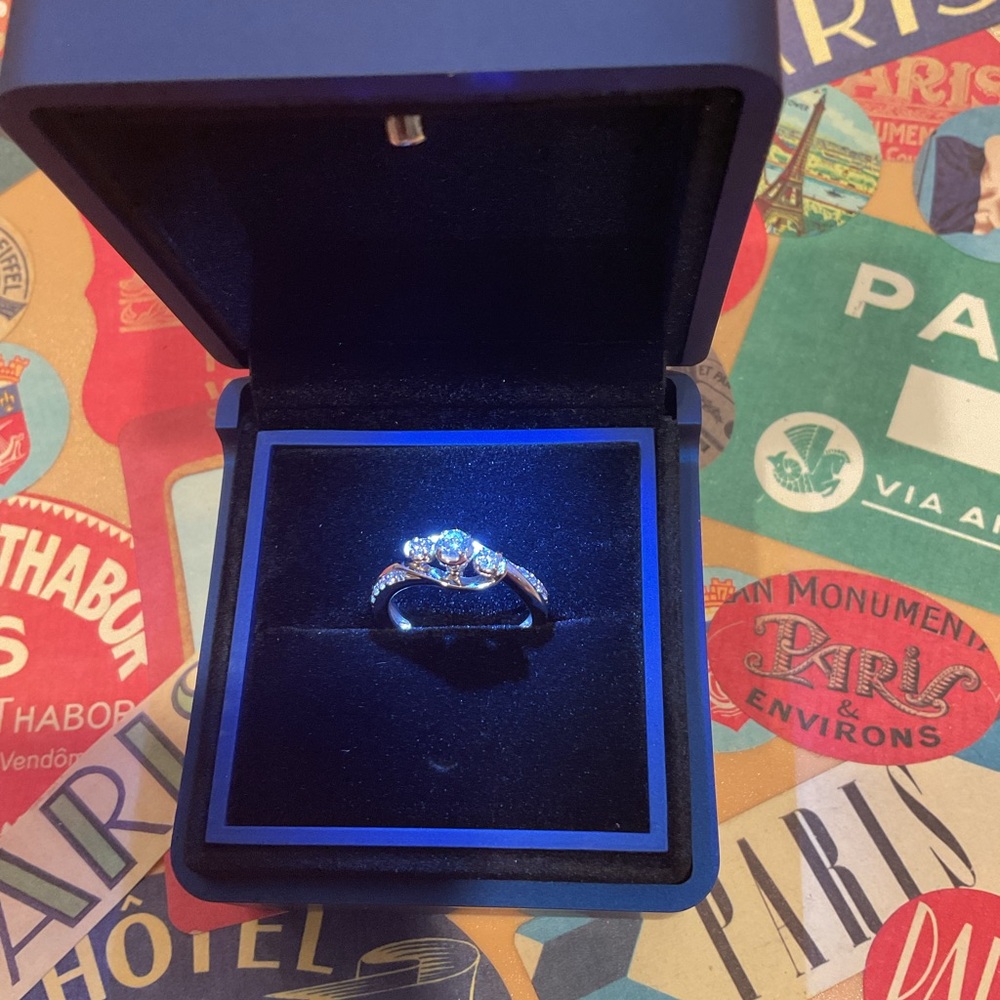Elegant 14k Gold Ring with Natural Diamonds